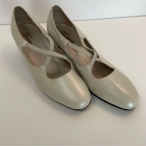 Trotters Womens Pumps Jamie Pearl Ivory Leather Elastic Straps Block Heel sz 7.5